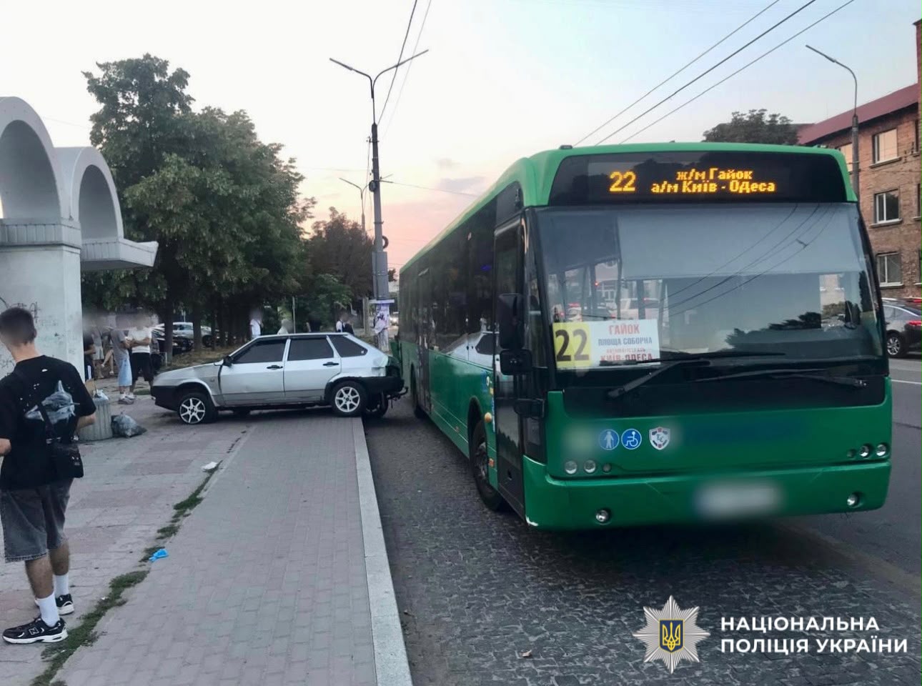 На фотографії зображено транспортні засоби, що є учасниками ДТП.