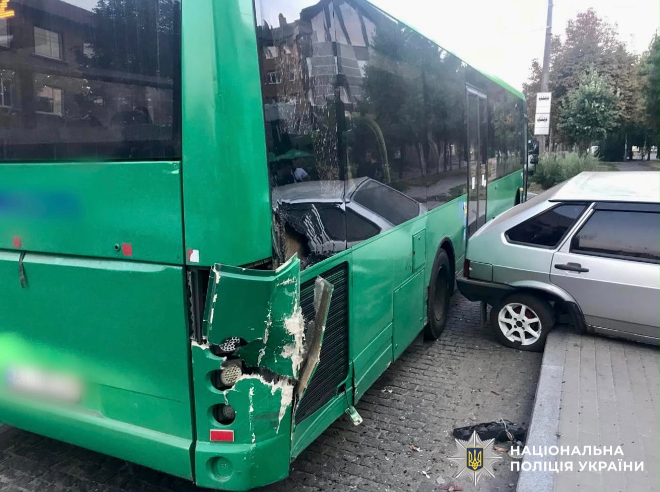 На фотографії зображено транспортні засоби, що є учасниками ДТП.
