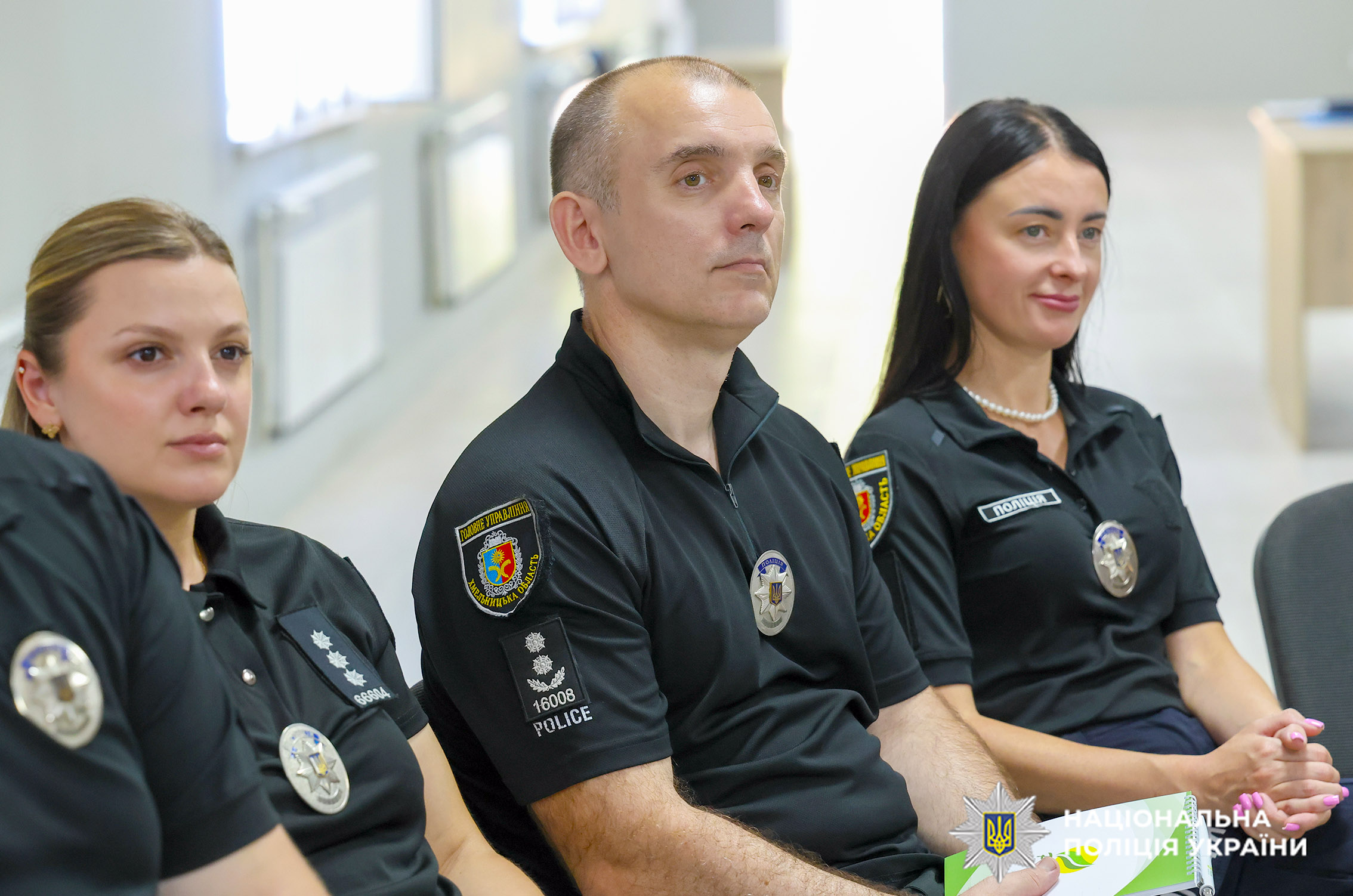 Поліцейські слухають виступ психологів