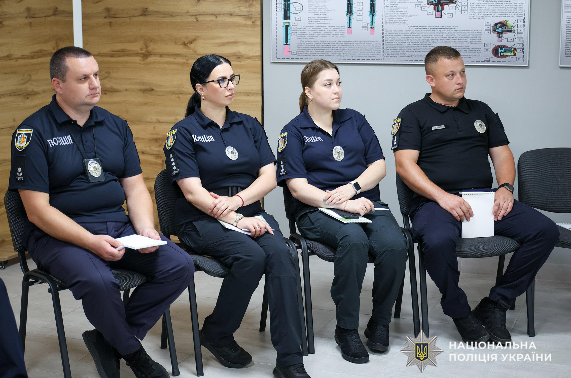 Поліцейські слухають виступ психологів