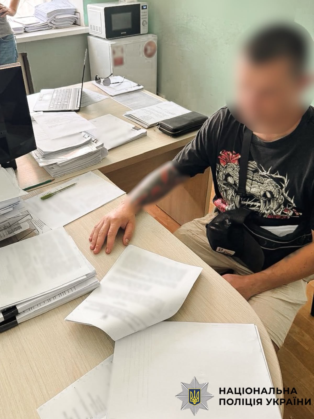 На фотографії зображено водія, якому повідомлено про підозру.