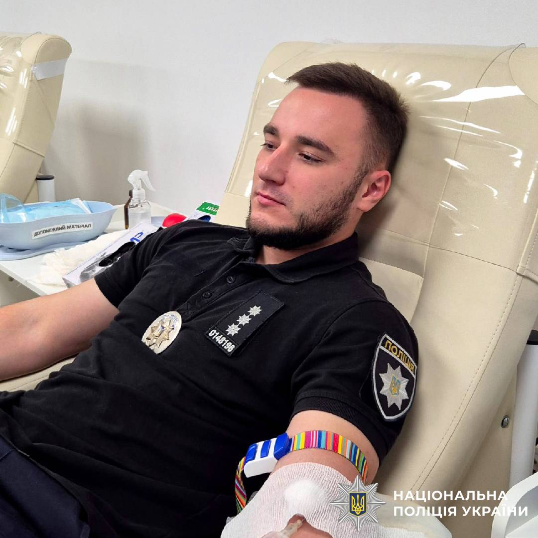 Краплі, що рятують життя: харківські поліцейські здали кров для потреб поранених військових і цивільних