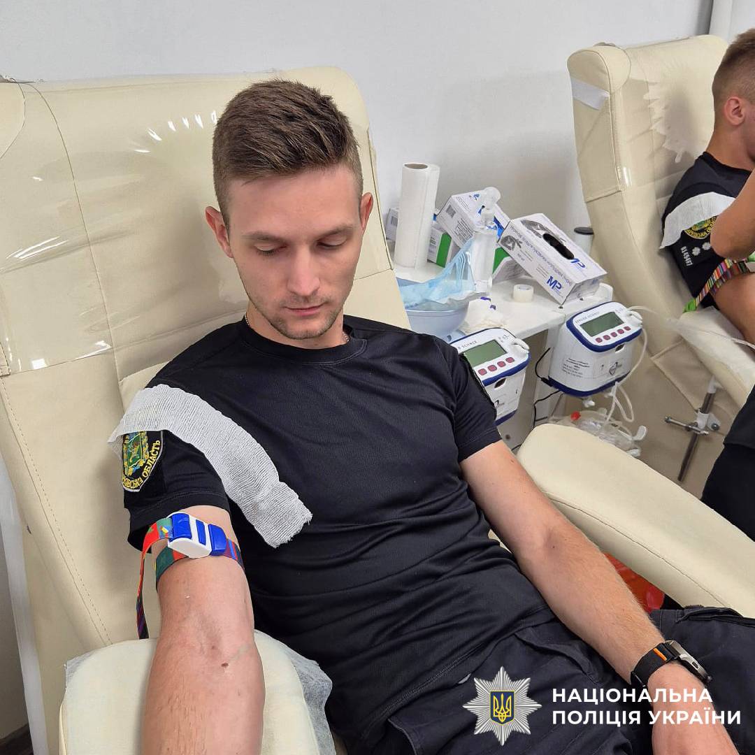 Краплі, що рятують життя: харківські поліцейські здали кров для потреб поранених військових і цивільних