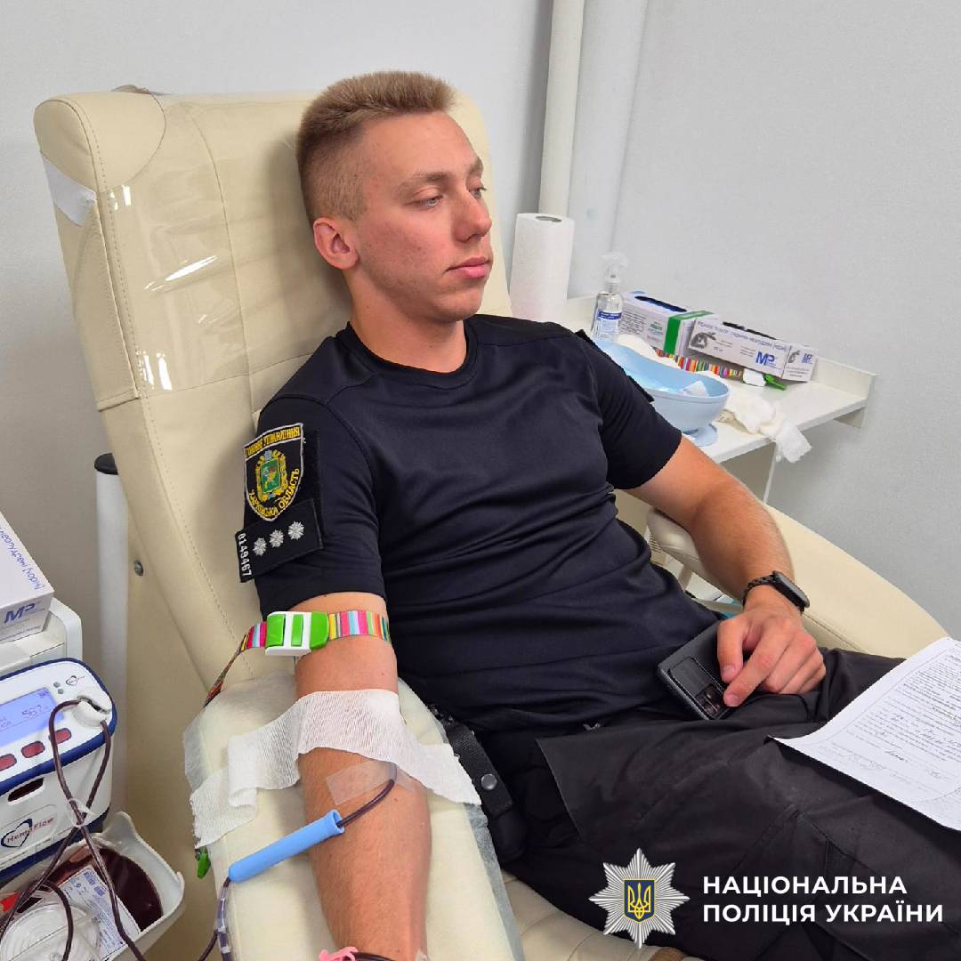 Краплі, що рятують життя: харківські поліцейські здали кров для потреб поранених військових і цивільних