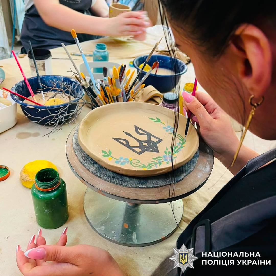 Глинотерапія, як шлях до внутрішнього відновлення: психологи поліції Харківщини провели профілактичний захід для поранених поліцейських