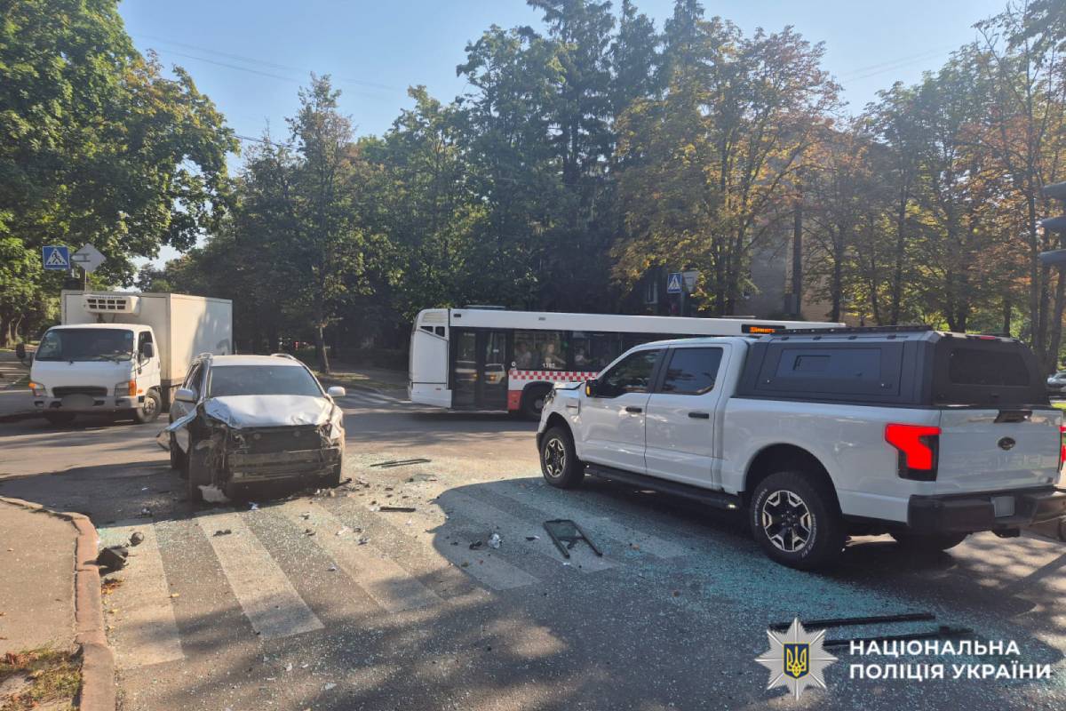 У Харкові внаслідок ДТП постраждали дев’ятеро людей: поліція встановлює обставини аварії