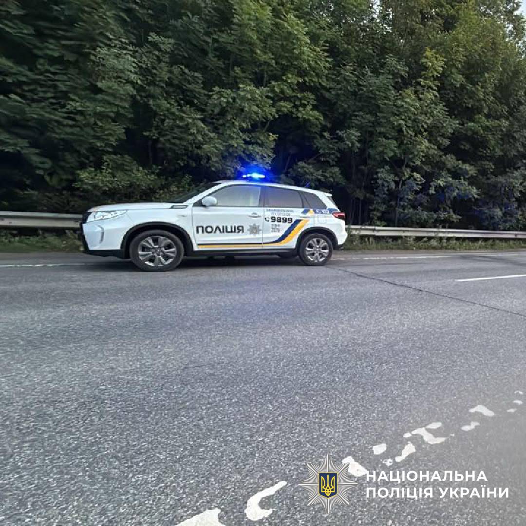 Поліцейські забезпечили безпеку дорожнього руху через пошкодження покриття на трасі на Харківщині