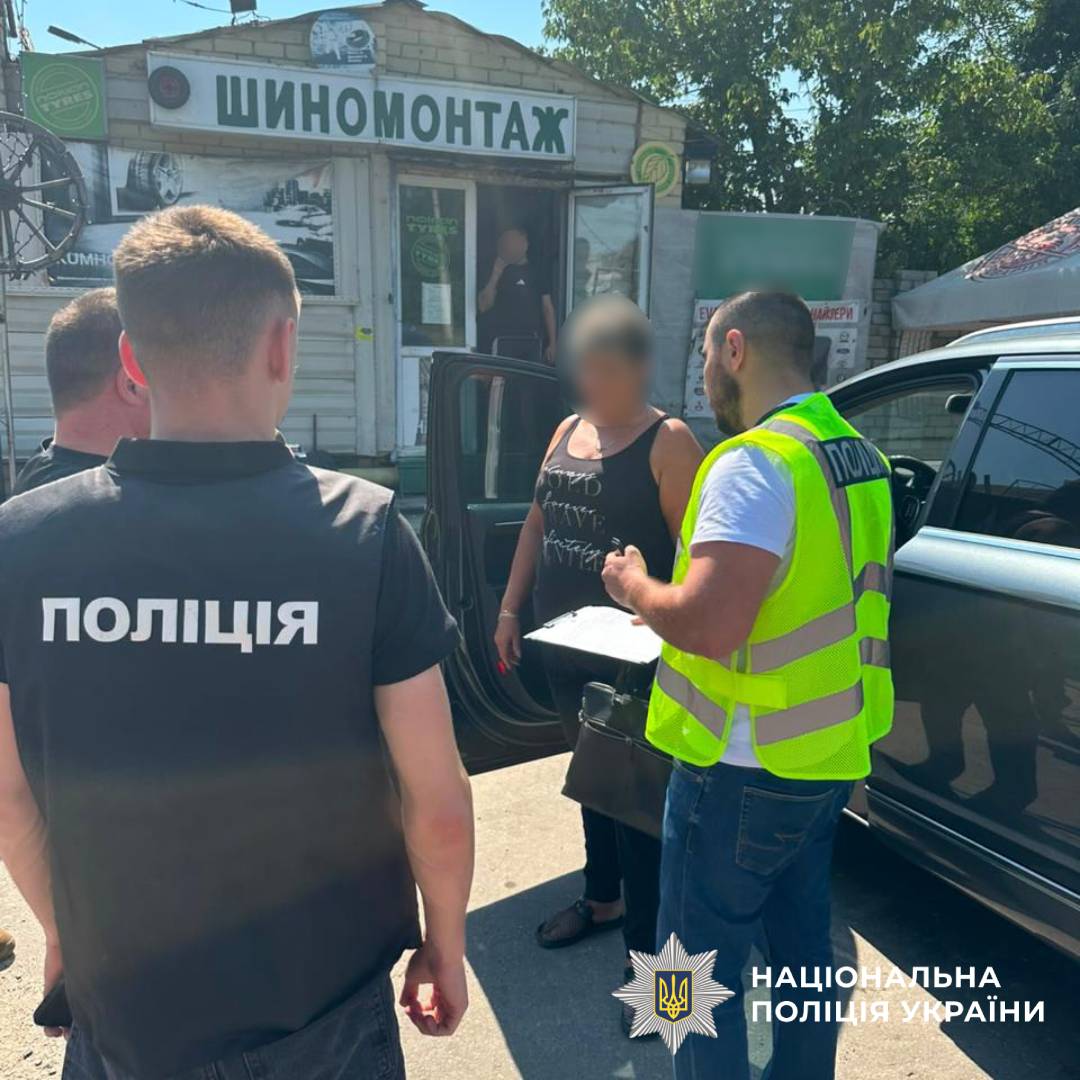 На Харківщині поліцейські повідомили жінці про підозру у збуті особливо небезпечної психотропної речовини