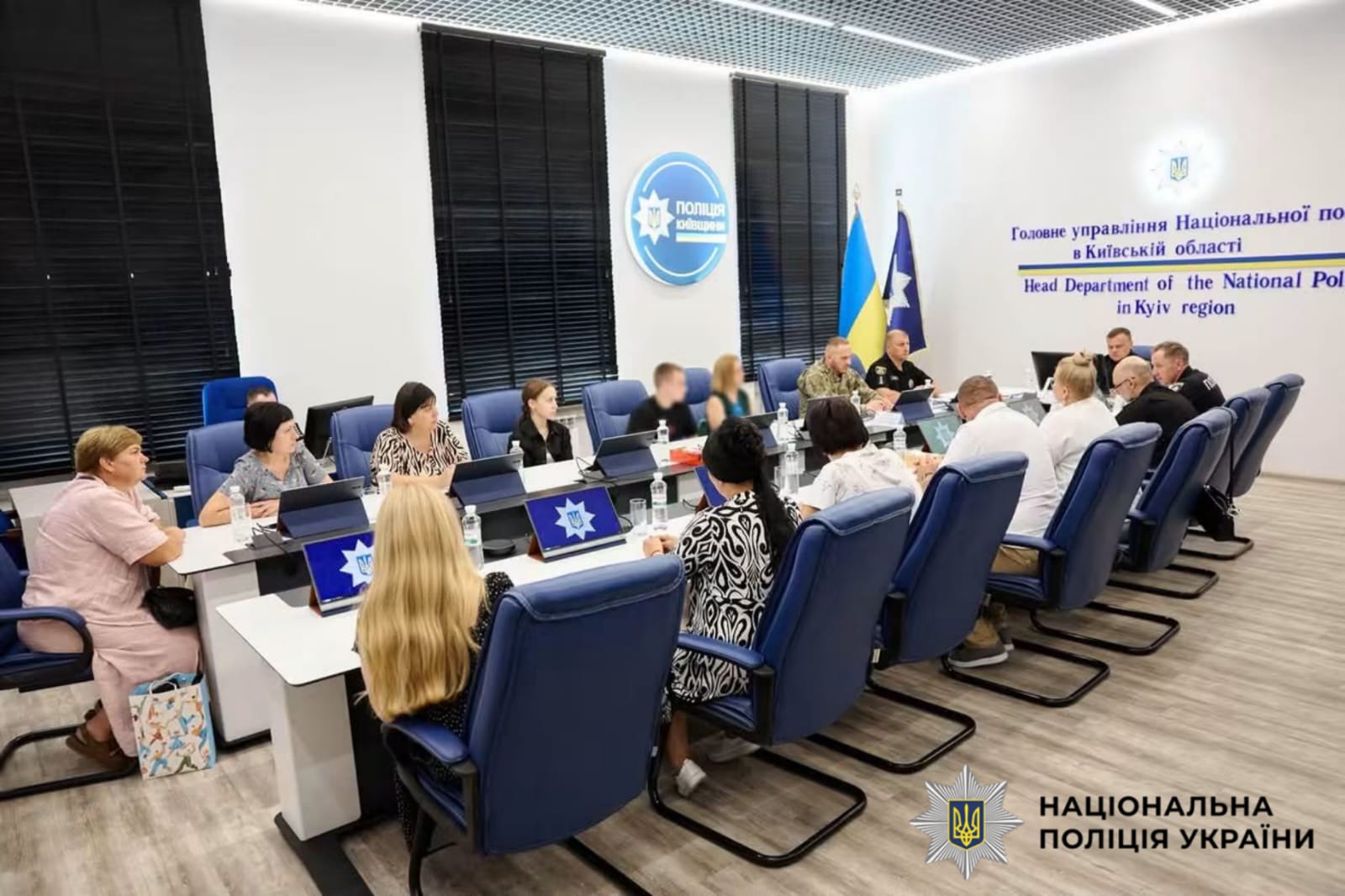 На фотографії зображено зустріч поліції Київщини із представниками родин поліцейських-захисників, які зникли безвісти.