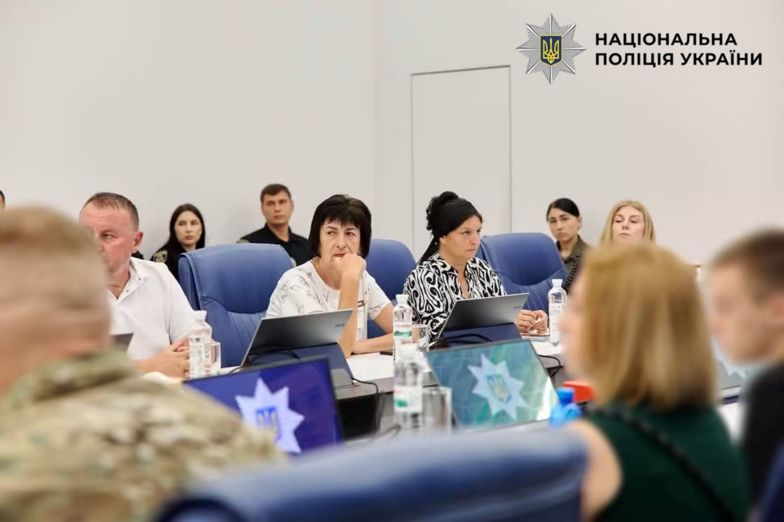 На фотографії зображено зустріч поліції Київщини із представниками родин поліцейських-захисників, які зникли безвісти.