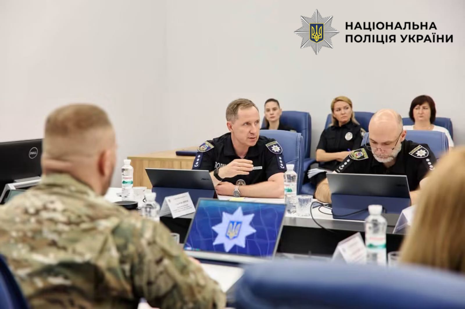 На фотографії зображено зустріч поліції Київщини із представниками родин поліцейських-захисників, які зникли безвісти.