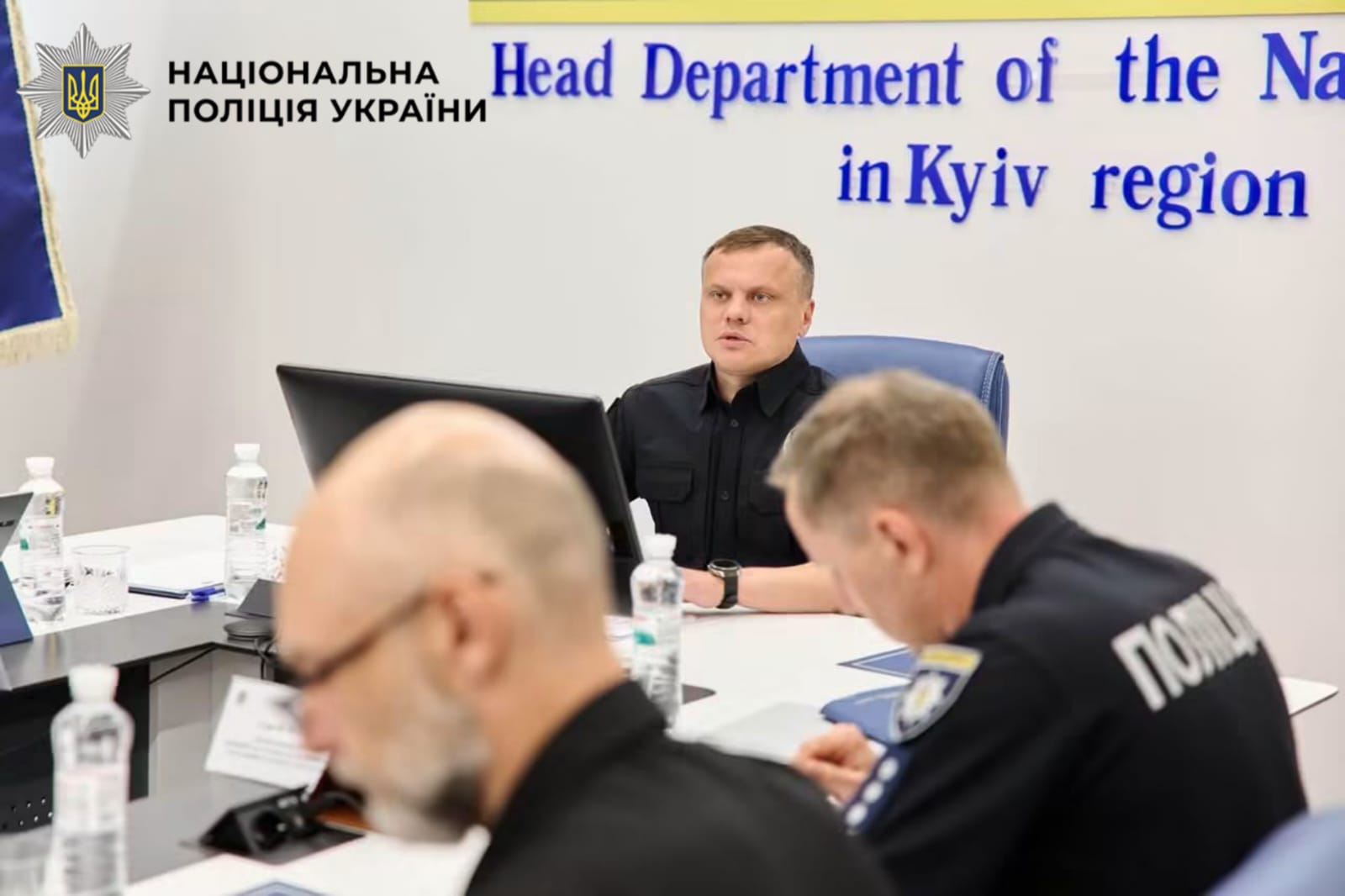 На фотографії зображено зустріч поліції Київщини із представниками родин поліцейських-захисників, які зникли безвісти.