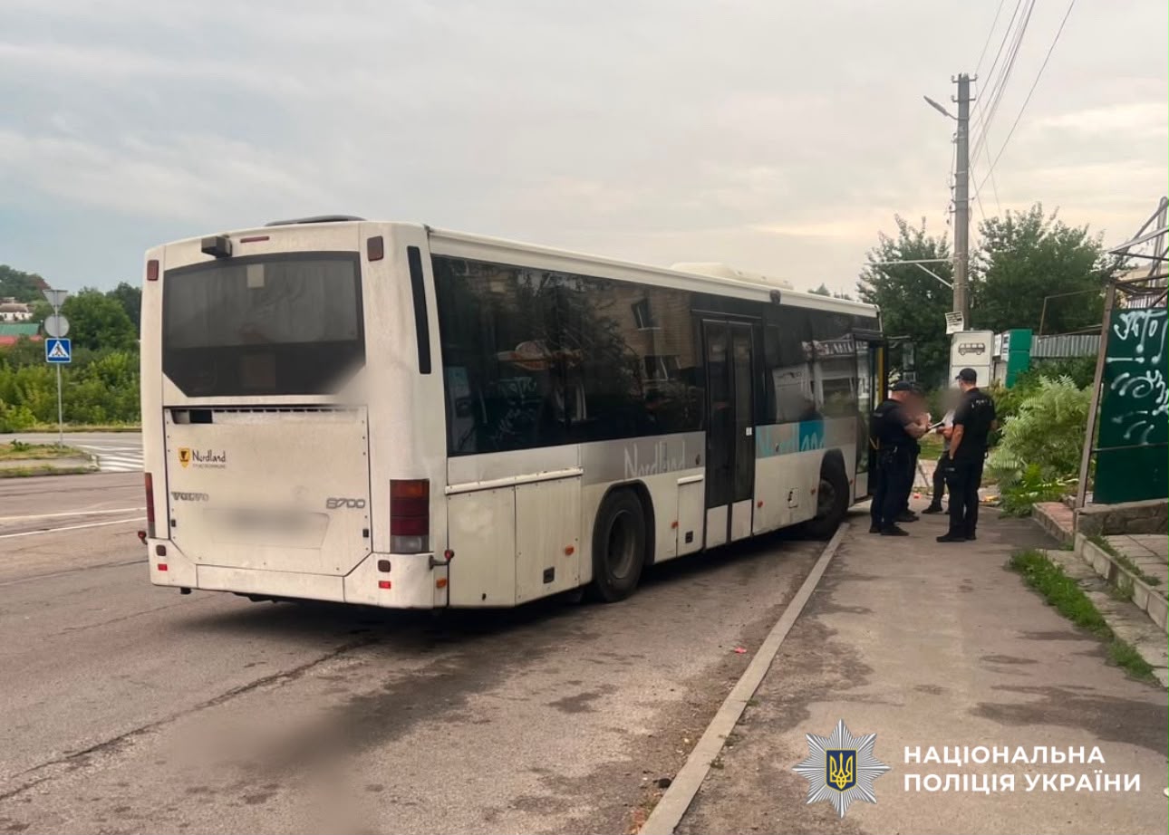 На фотографії зображено місце ДТП на Білоцерківщині, у якій постраждала жінка.
