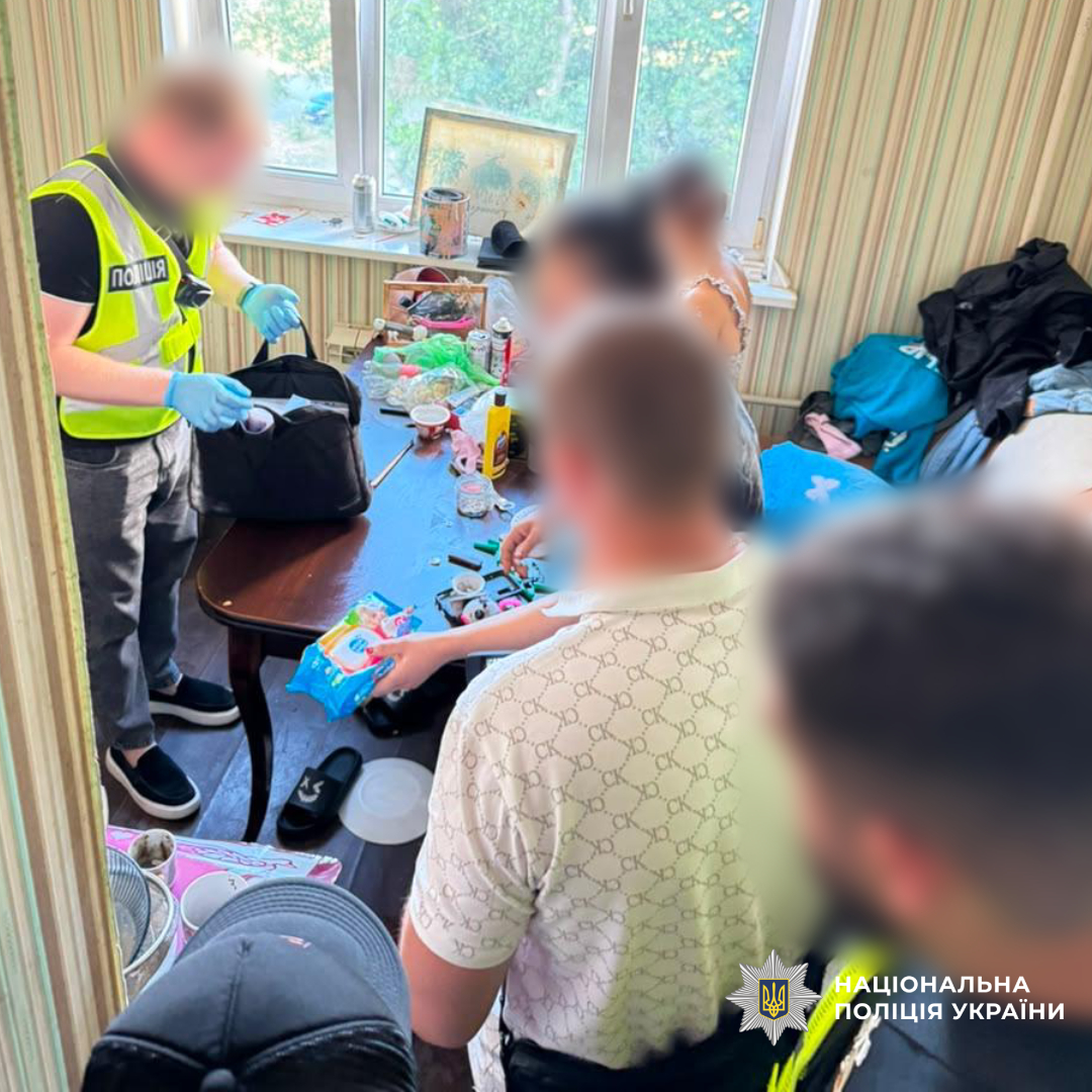 Зберігала наркотичну речовину та надавала знайомим приміщення для вживання психотропів: поліцейські Харкова припинили злочинну діяльність