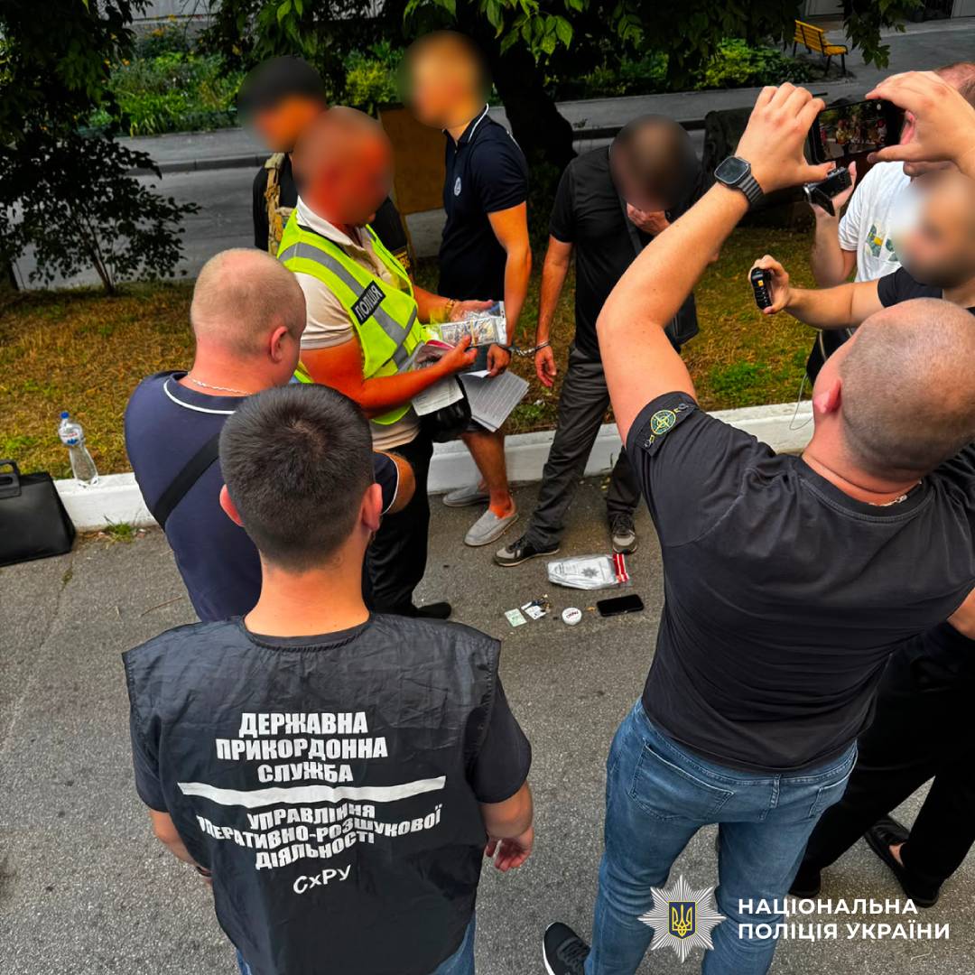 На Харківщині поліцейські затримали підозрюваного за організацію відстрочки від мобілізації та фіктивне працевлаштування вартістю 12 000 доларів