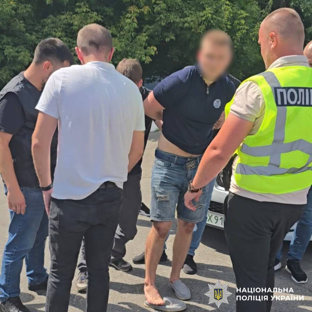 На Харківщині поліцейські затримали підозрюваного за організацію відстрочки від мобілізації та фіктивне працевлаштування вартістю 12 000 доларів