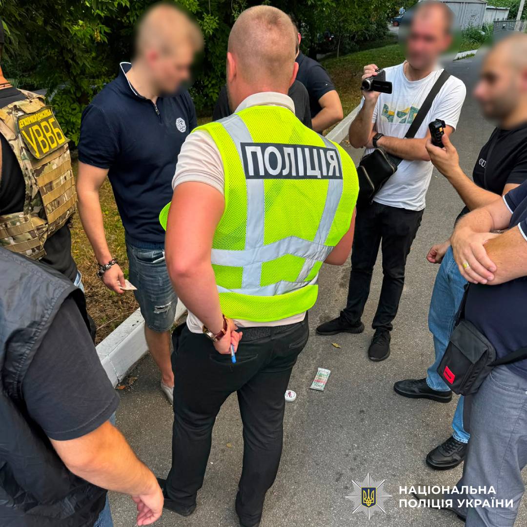 На Харківщині поліцейські затримали підозрюваного за організацію відстрочки від мобілізації та фіктивне працевлаштування вартістю 12 000 доларів