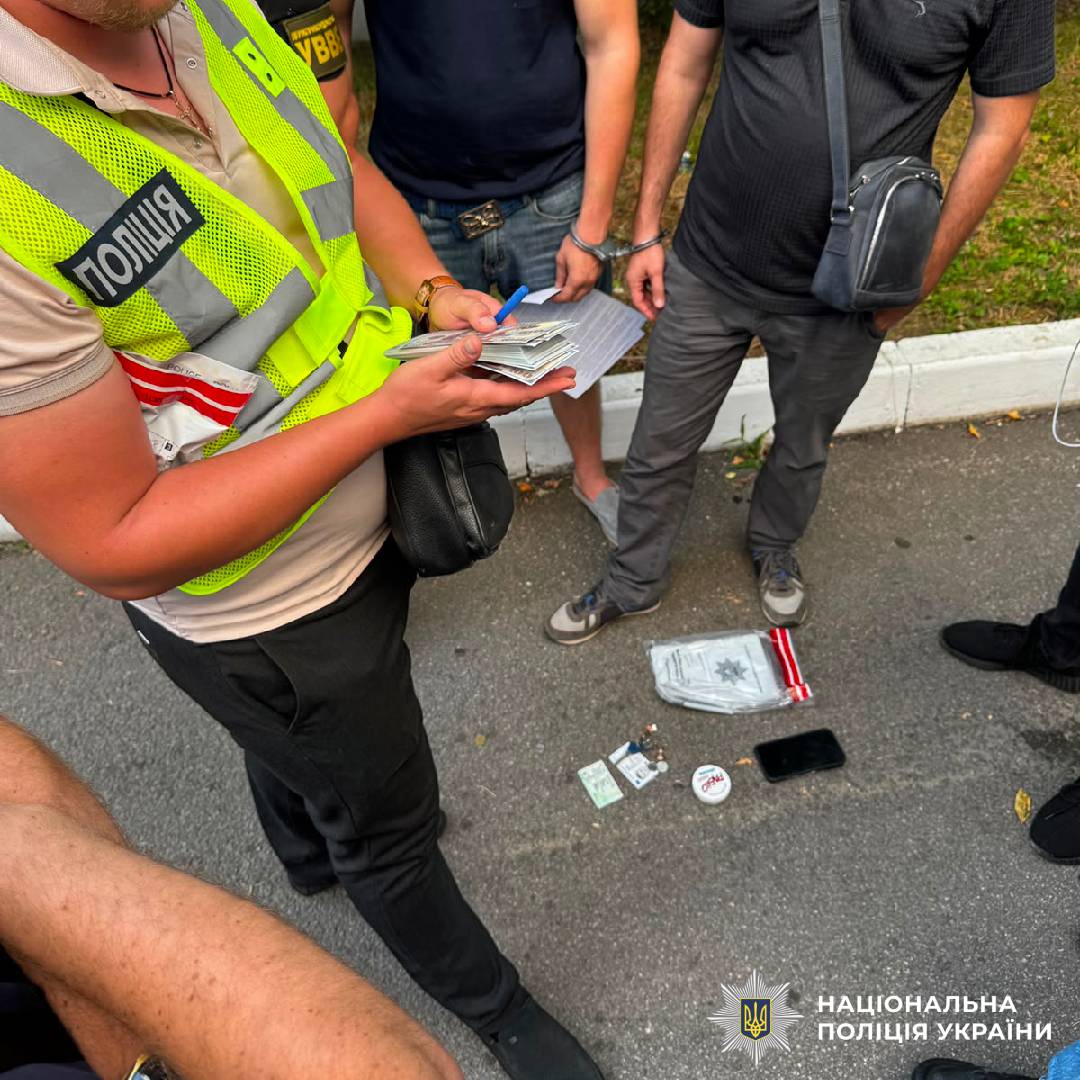 На Харківщині поліцейські затримали підозрюваного за організацію відстрочки від мобілізації та фіктивне працевлаштування вартістю 12 000 доларів