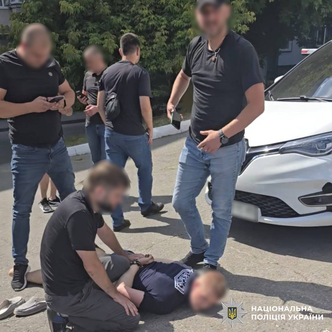 На Харківщині поліцейські затримали підозрюваного за організацію відстрочки від мобілізації та фіктивне працевлаштування вартістю 12 000 доларів