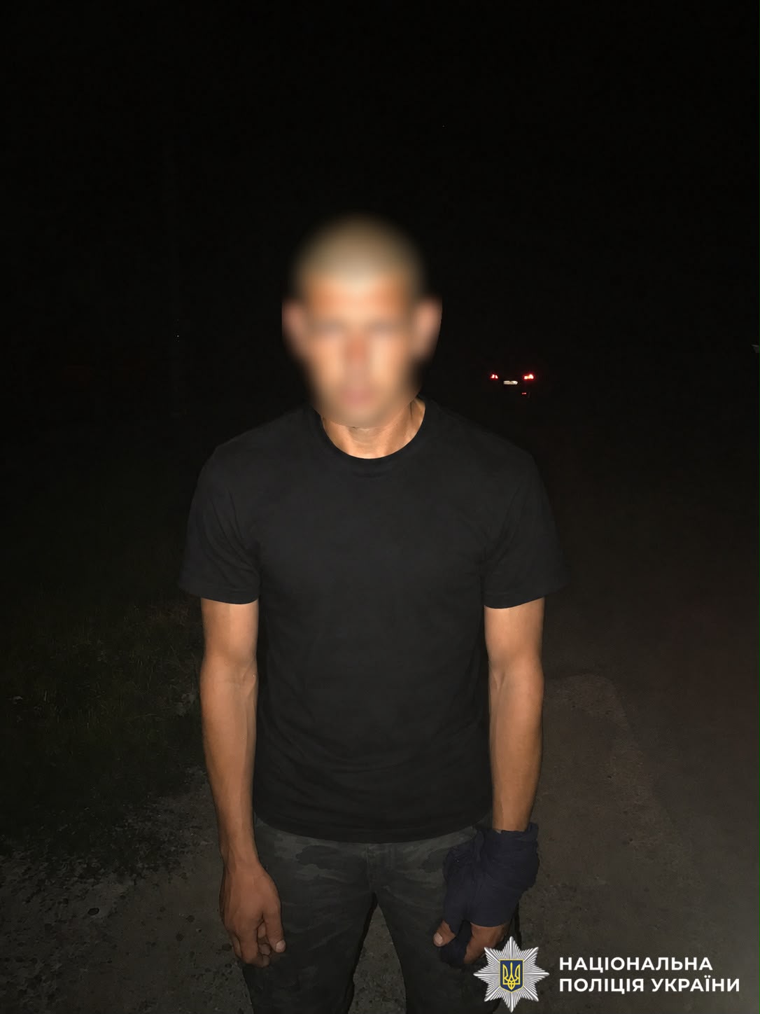 На фотографії зображено зловмисника, якому повідомлено про підозру за нанесення тяжких тілесних ушкоджень, що спричинили смерть потерпілого.