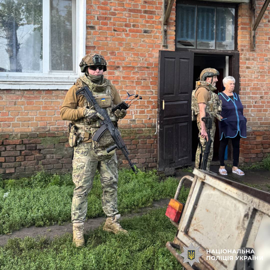 Поліцейський підрозділ «Білі Янголи» евакуює мешканців прикордонних громад Харківщини