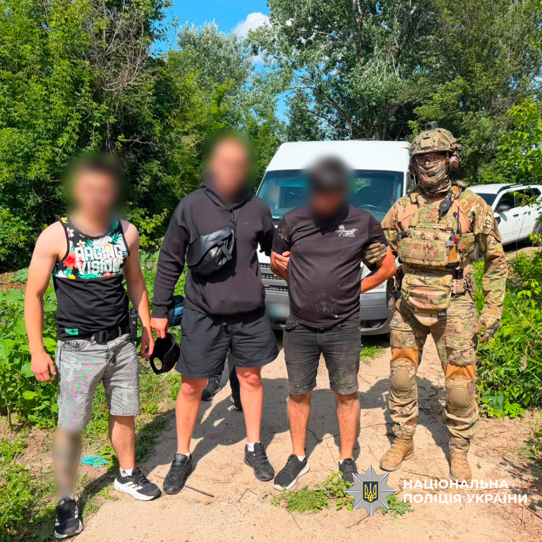 Поліцейські Харкова затримали чоловіка за торгівлю зброєю та боєприпасами
