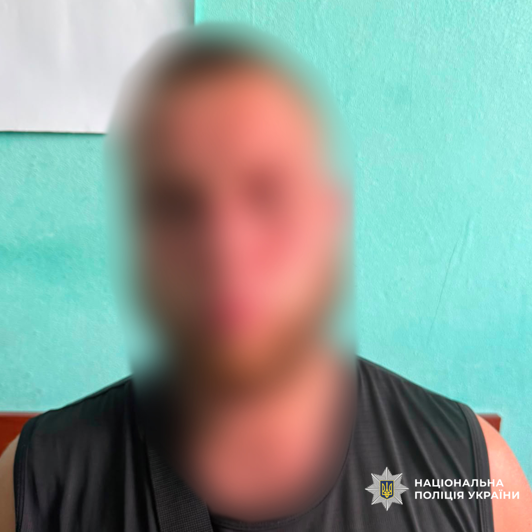 Поліцейські оперативно затримали двох чоловіків, підозрюваних у підпалі відділення пошти у місті Златопіль