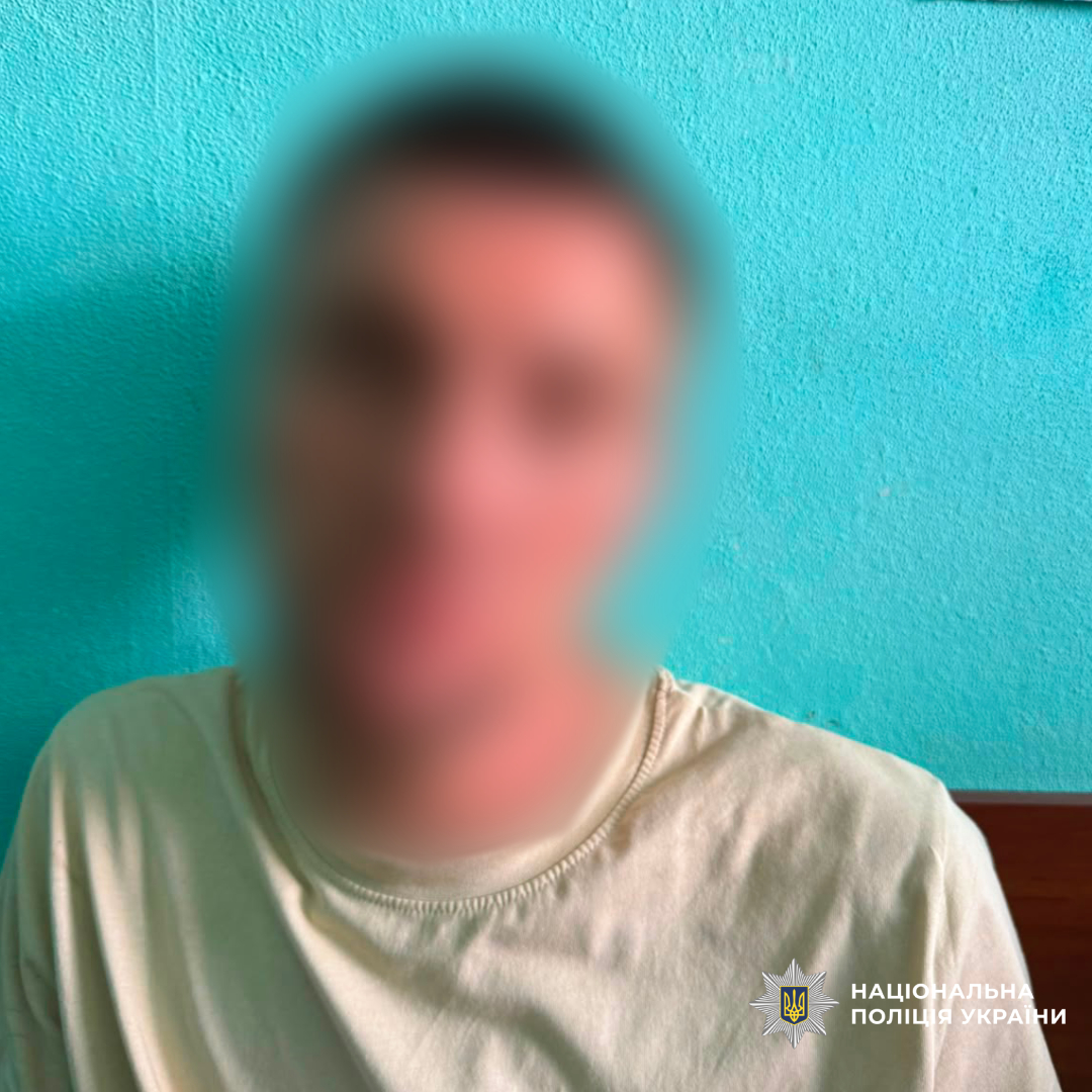 Поліцейські оперативно затримали двох чоловіків, підозрюваних у підпалі відділення пошти у місті Златопіль