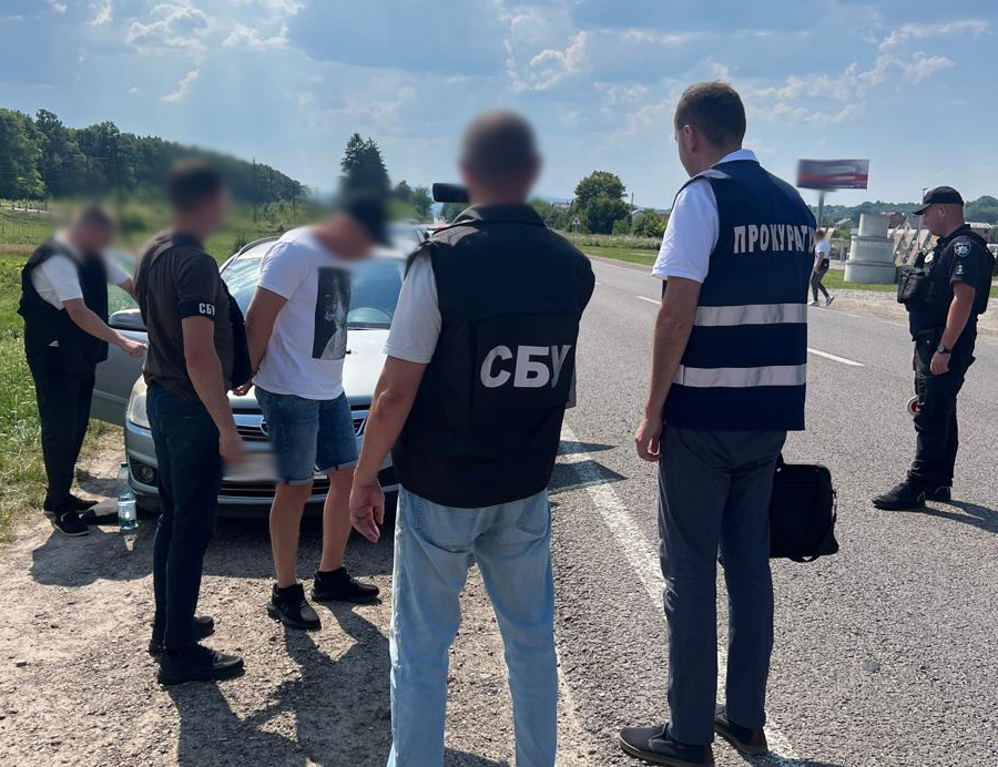 Фігурант – 49-річний житель міста Самбір налагодив схему незаконного переправлення військовозобов’язаних громадян через державний кордон України на територію Євросоюзу поза межами пунктів пропуску в період дії воєнного стану.