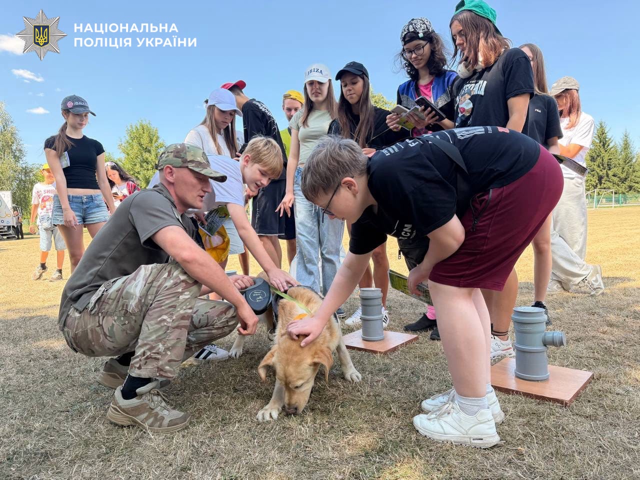 На фотографії зображено ювенальних поліцейських Київщини, які провели профілактичний захід для дітей.