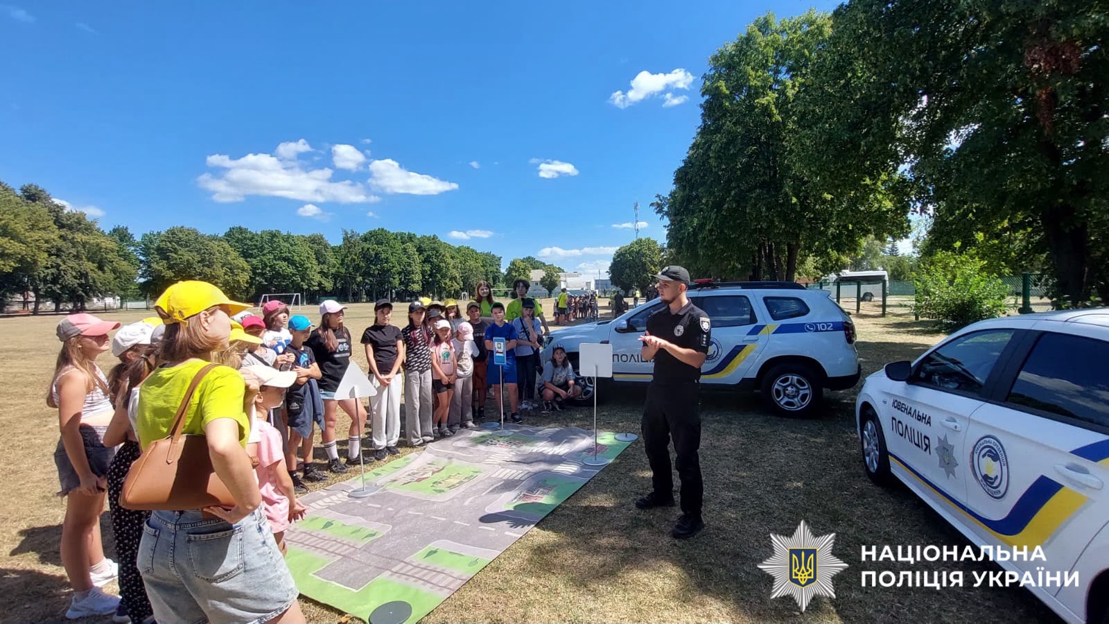 На фотографії зображено ювенальних поліцейських Київщини, які провели профілактичний захід для дітей.