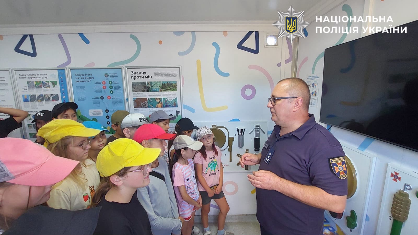 На фотографії зображено ювенальних поліцейських Київщини, які провели профілактичний захід для дітей.