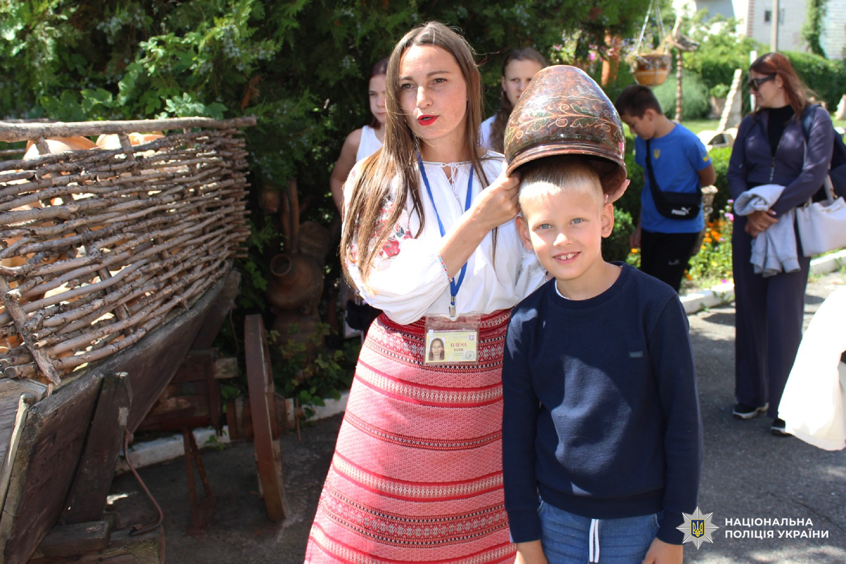 для малечі організувано культурно-просвітницьку поїздку в музей гончарства
