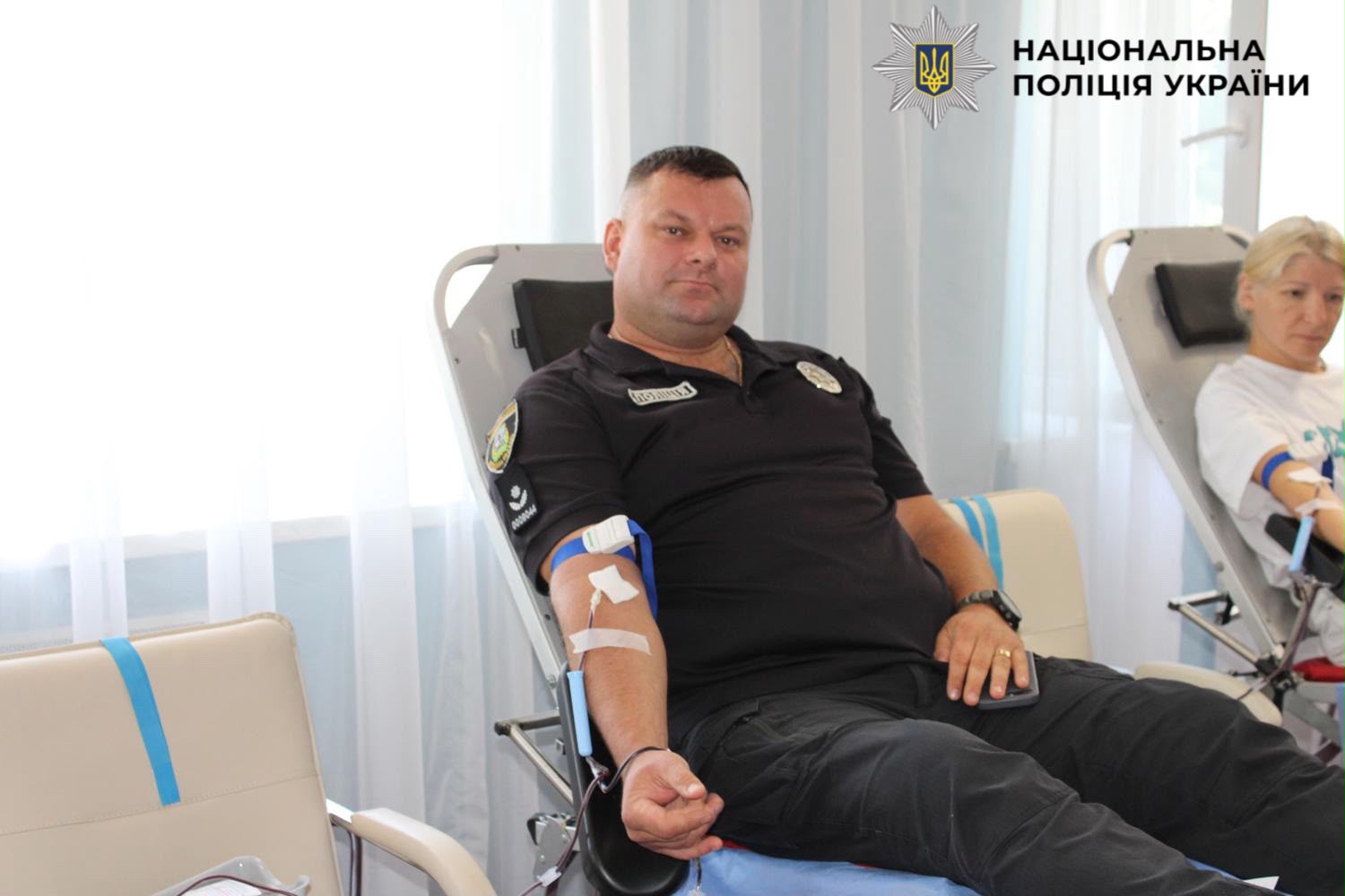 На фото зображено правоохоронця який  долучився до донорства крові