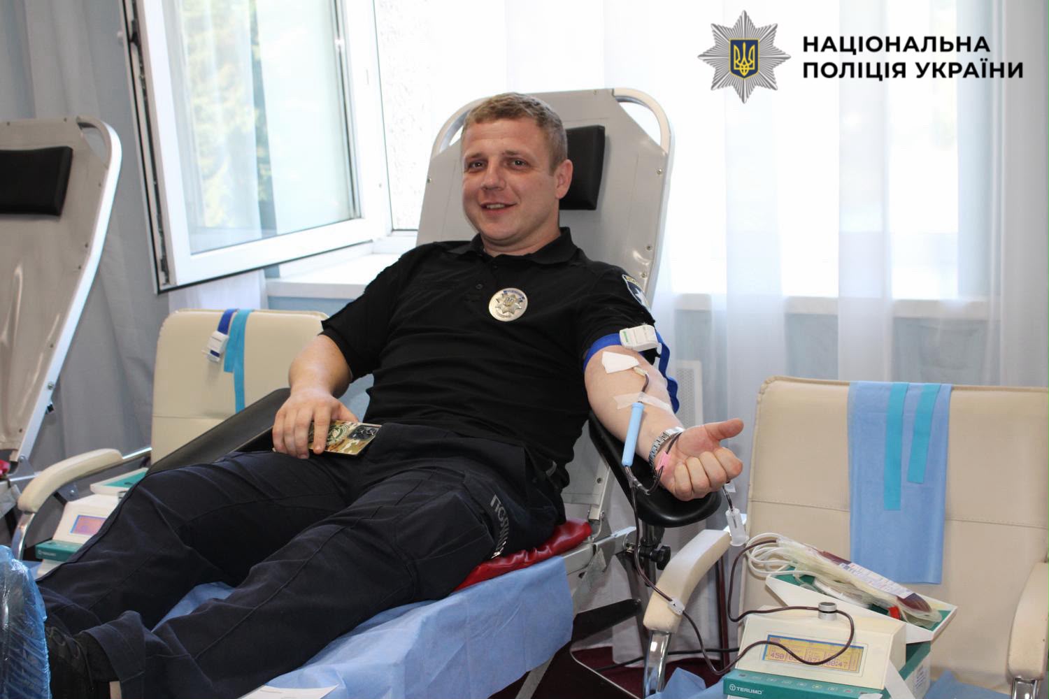 На фото зображено правоохоронця який  долучився до донорства крові