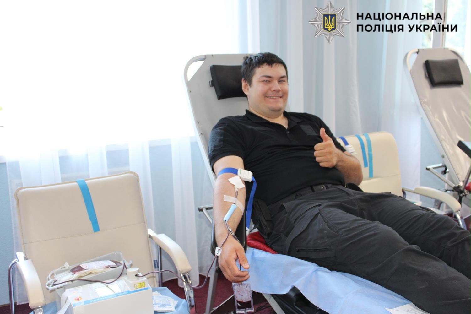 На фото зображено правоохоронця який  долучився до донорства крові