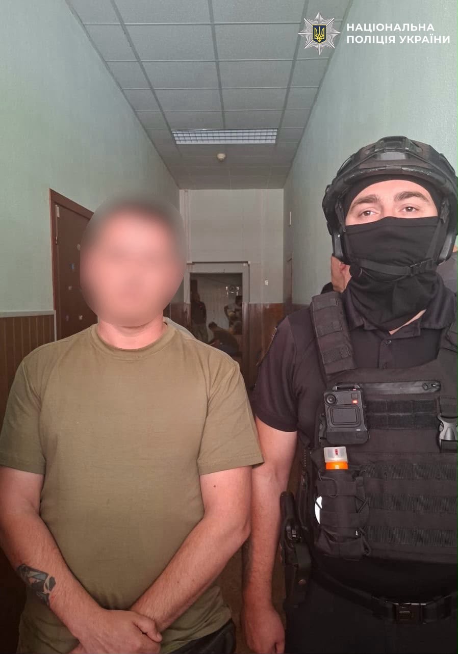 На фото зображений поліцейський та зловмисник