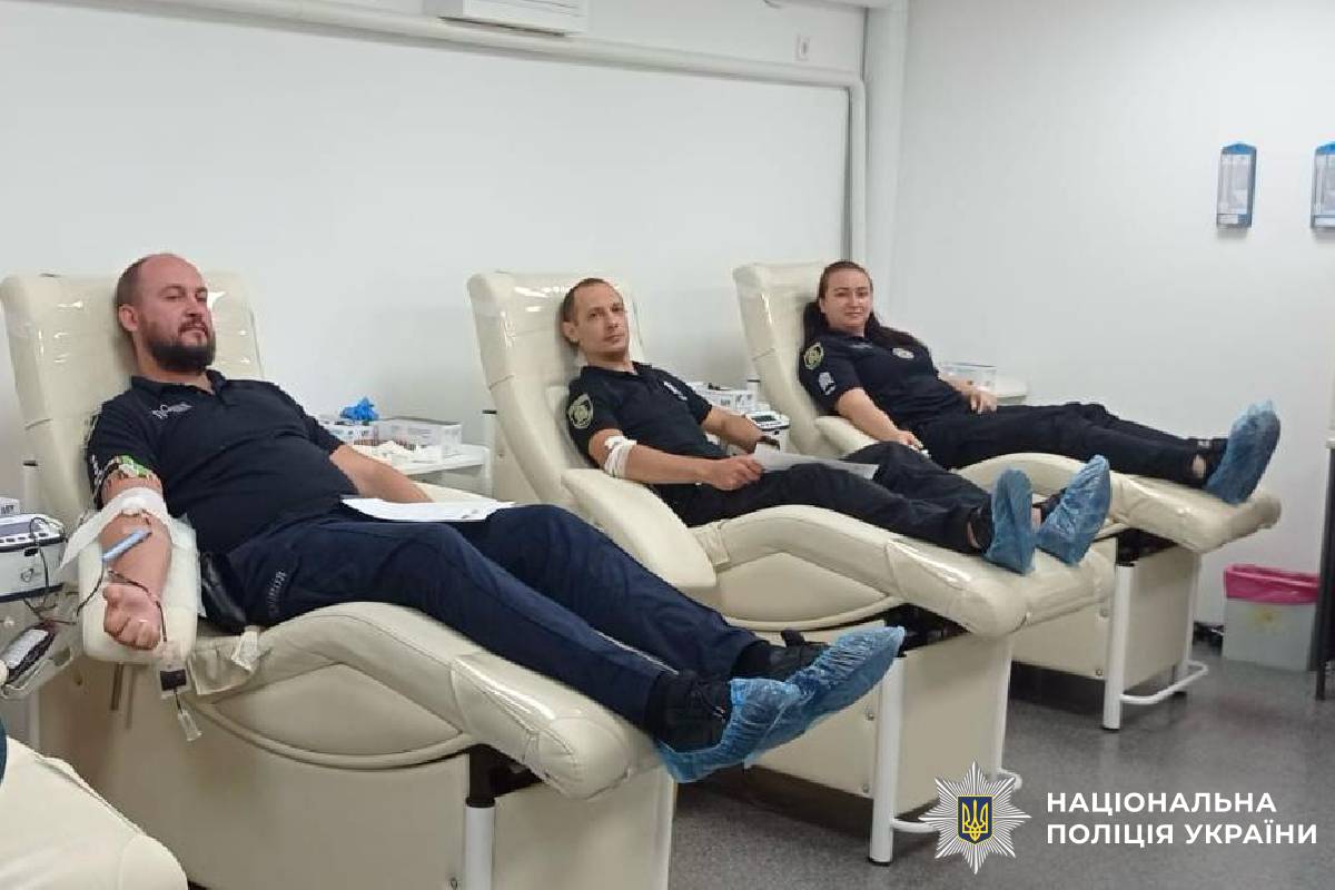 Краплі надії: поліцейські Харківщини продовжують здавати кров для порятунку життя