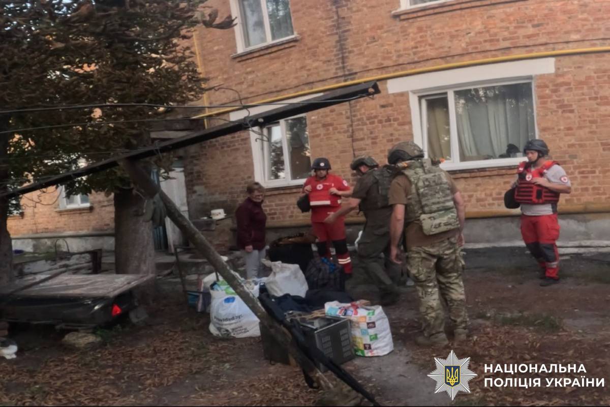 Крізь сотні кілометрів небезпечним маршрутом: поліцейські «Білого Янгола» продовжують евакуацію цивільних громадян із районів бойових дій