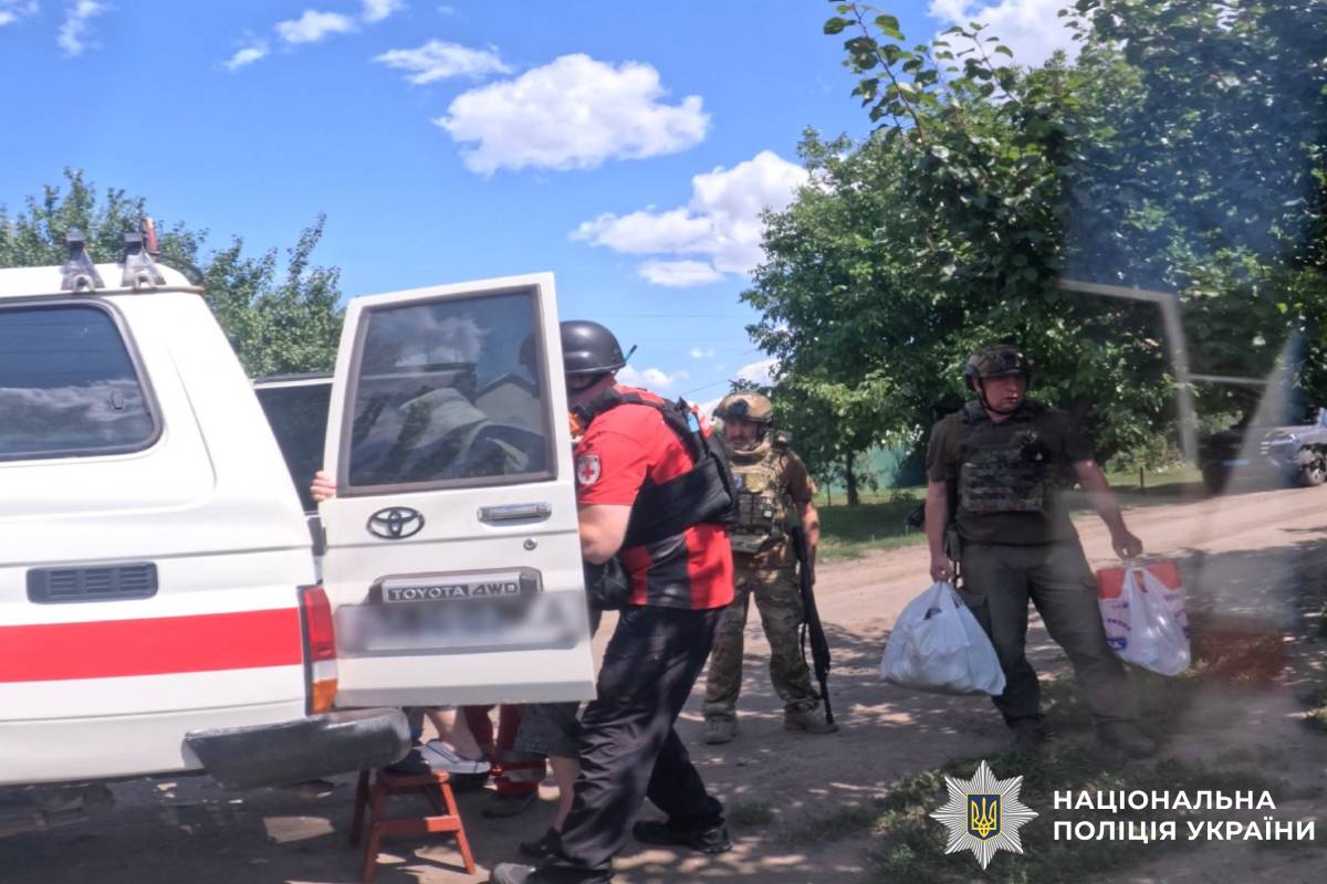 Крізь сотні кілометрів небезпечним маршрутом: поліцейські «Білого Янгола» продовжують евакуацію цивільних громадян із районів бойових дій