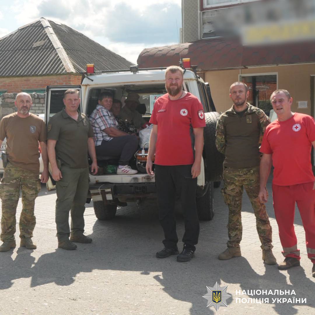 Крізь сотні кілометрів небезпечним маршрутом: поліцейські «Білого Янгола» продовжують евакуацію цивільних громадян із районів бойових дій