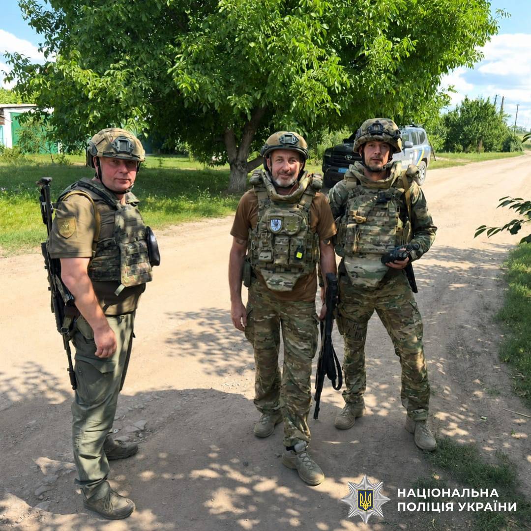 Крізь сотні кілометрів небезпечним маршрутом: поліцейські «Білого Янгола» продовжують евакуацію цивільних громадян із районів бойових дій