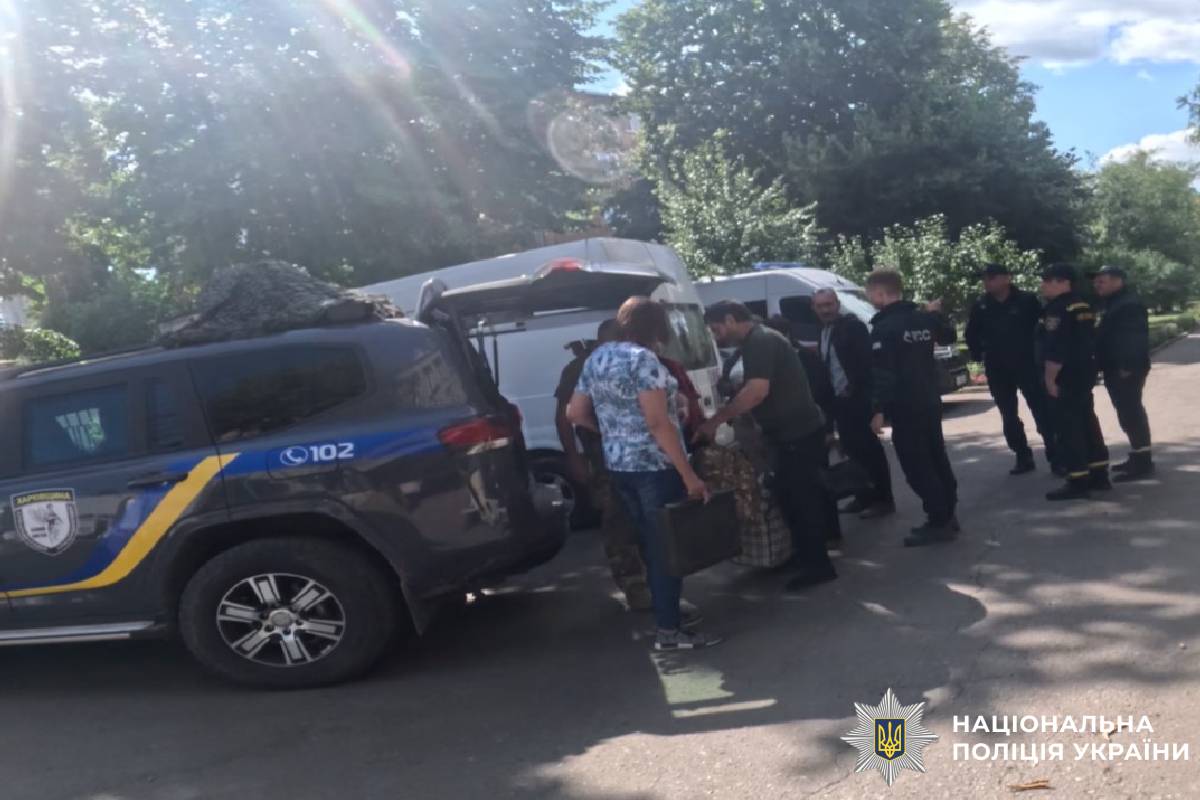 Крізь сотні кілометрів небезпечним маршрутом: поліцейські «Білого Янгола» продовжують евакуацію цивільних громадян із районів бойових дій