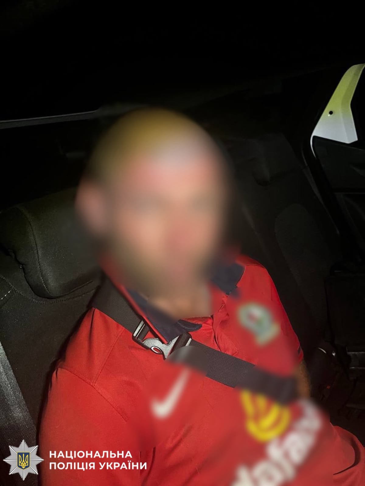 На фотографії зображено зловмисника, якому повідомлено про підозру за викрадення автомобіля.