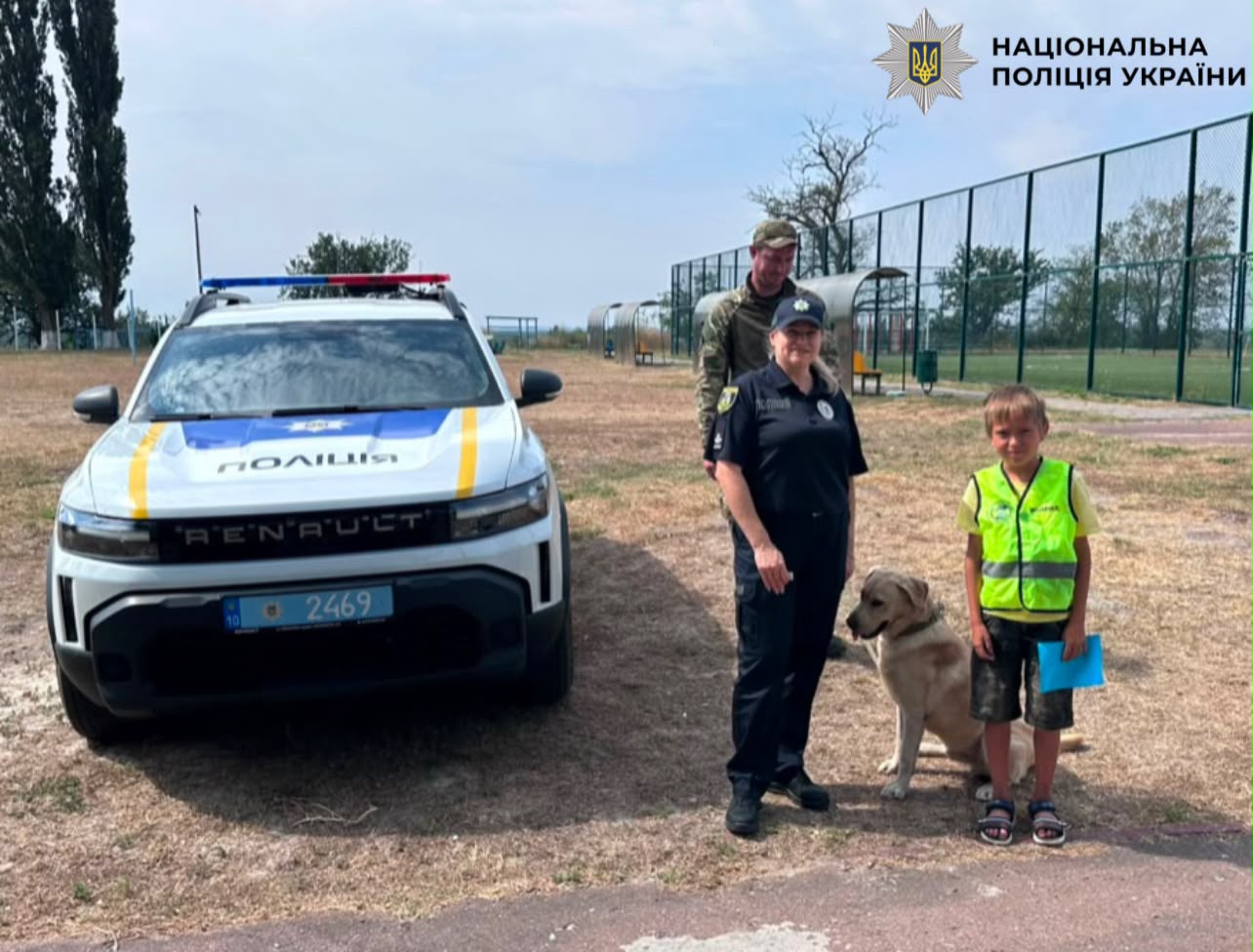 На фотографії зображено поліцейських, які провела для дітей пізнавальний захід на Бориспільщині.