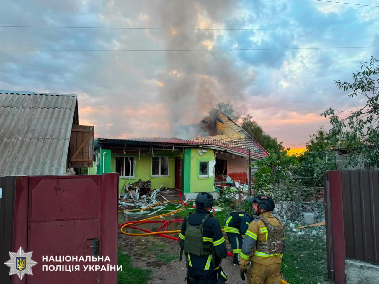 На фотографії зображено наслідки атаки рф у Київській області.