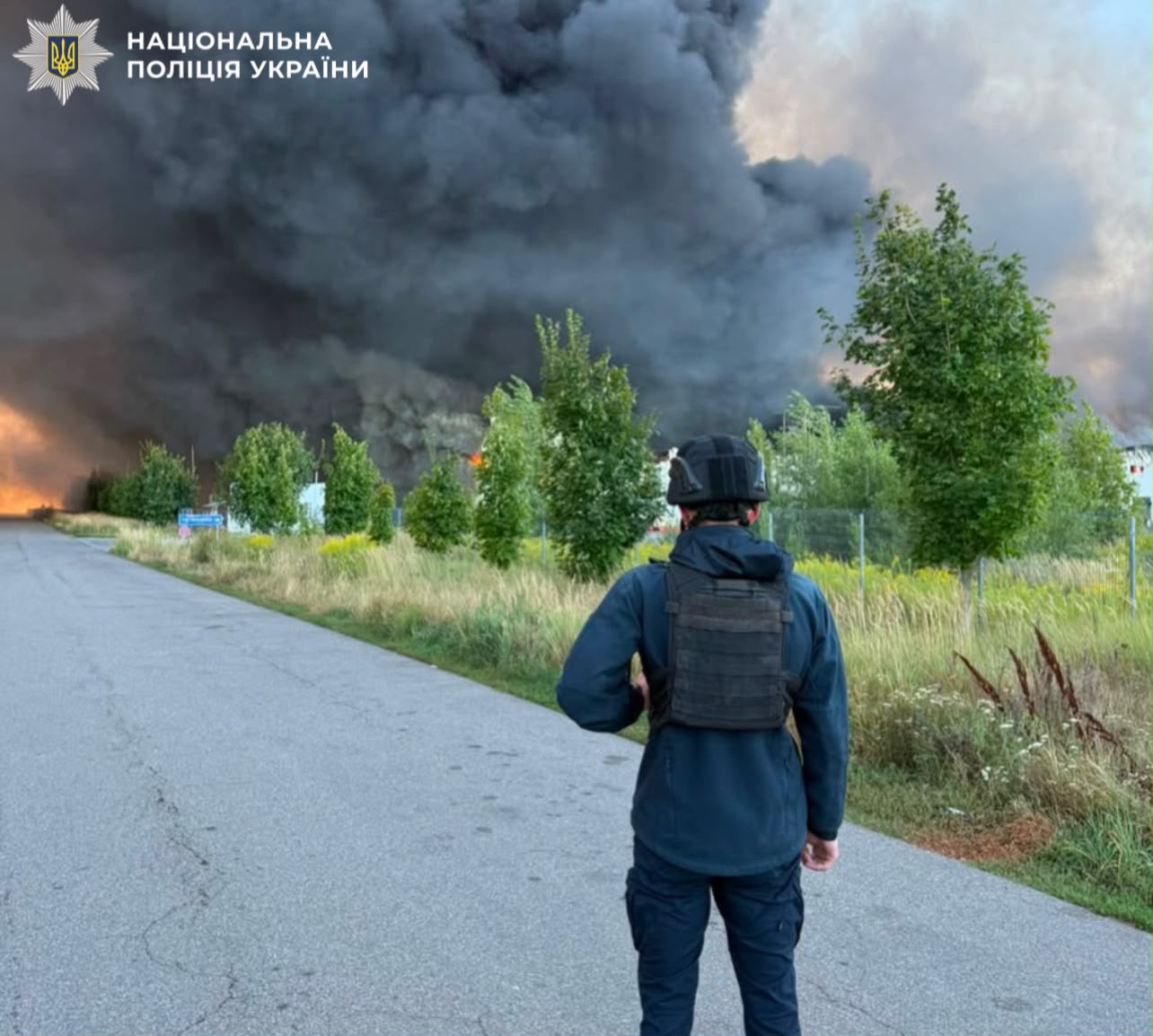 На фотографії зображено поліцейського Київщини, який документує наслідки атаки рф у області.