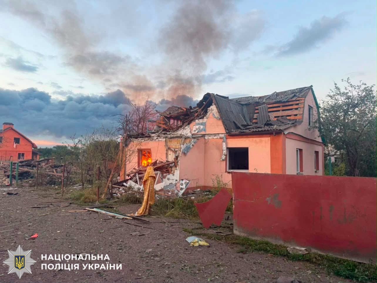 На фотографії зображено наслідки атаки рф у Київській області.