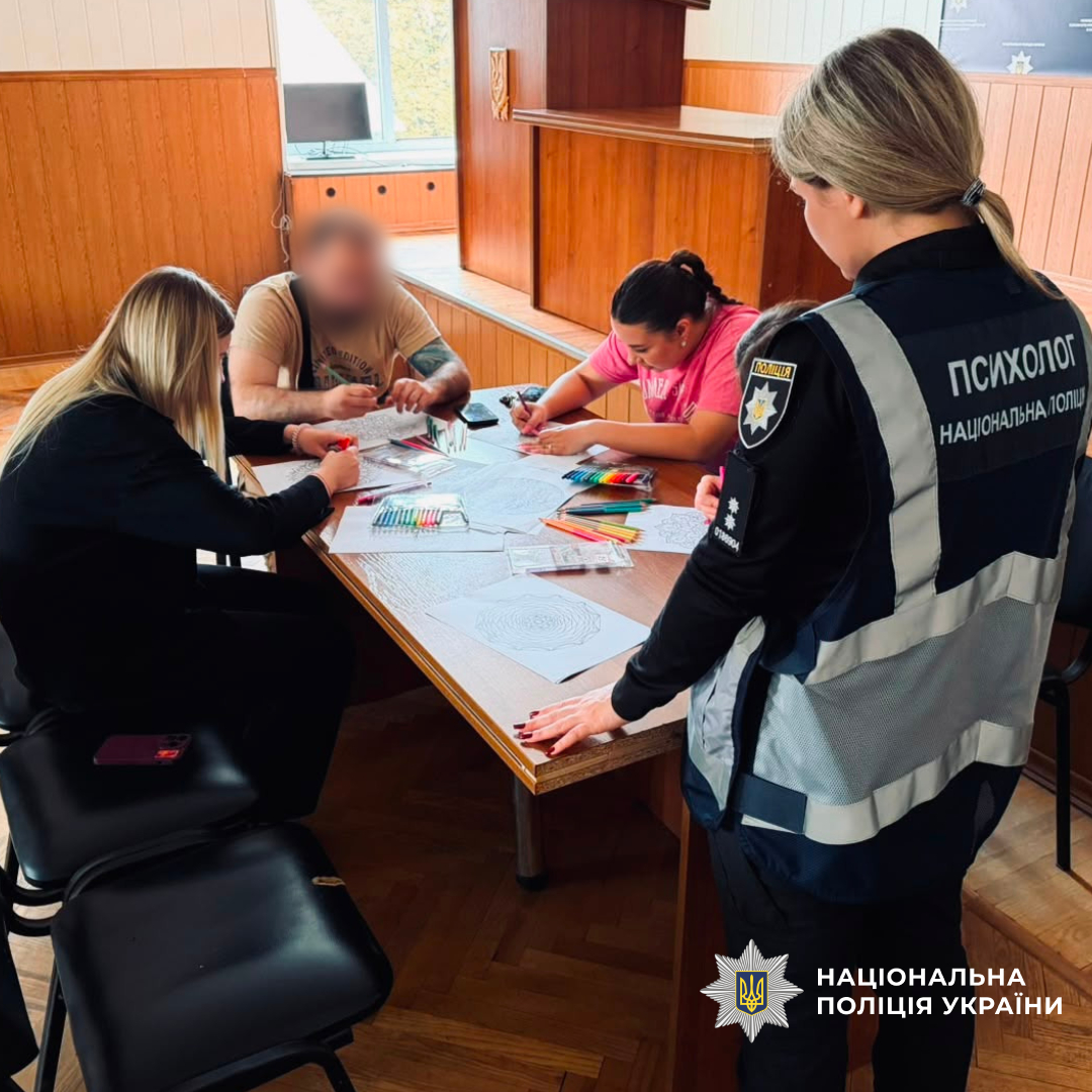 Арттерапія для відновлення: психологи поліції Харкова підтримують поранених поліцейських