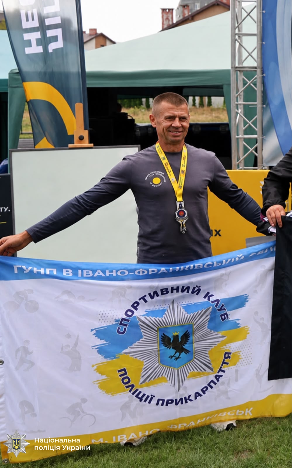 Радник начальника ГУНП в Івано-Франківській області з питань ветеранської політики Олександр Зірка у складі команди Прикарпаття здобув бронзову нагороду на всеукраїнських змаганнях серед ветеранів та ветеранок «Кубок Воїнів 2026» зі стрільби з лука.